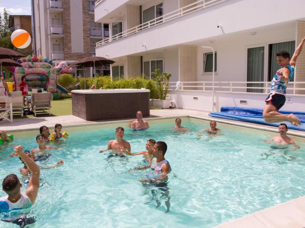 Menschen haben Spaß im Pool mit einem Ball.